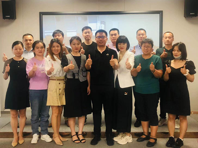 全體網(wǎng)銷運營人員合影留念